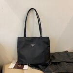 大容量・軽量 人気 PRADA プラダ ナイロン トートバッグ プラダ トートバッグ 男女兼用 Prada Handbag shoppingbag 番号PR005 - 画像 (12)