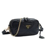 新品 大人気 Prada プラダ ショルダーバッグ  PUレザー バッグ スマホ収納可 ブラック ホワイト Prada Shoulder Bag Pink Black 番号DBPR007