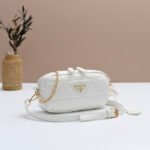 新品 大人気 Prada プラダ ショルダーバッグ  PUレザー バッグ スマホ収納可 ブラック ホワイト Prada Shoulder Bag Pink Black 番号DBPR007 - 画像 (6)