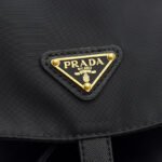 希少 【極美品】PRADA プラダ リュック　バックパック　ナイロン 人気 プラダ リュックサック メンズ レディース兼用 シンプルデザイン 大容量 多機能 軽量  スマホ収納可 旅行 PRADA Backpack - 画像 (17)