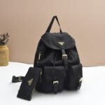 希少 【極美品】PRADA プラダ リュック　バックパック　ナイロン 人気 プラダ リュックサック メンズ レディース兼用 シンプルデザイン 大容量 多機能 軽量  スマホ収納可 旅行 PRADA Backpack - 画像 (7)